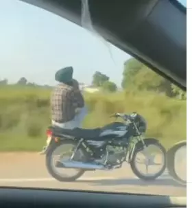 potret lucu orang naik kendaraan di jalan  © 2022 berbagai sumber potret lucu orang naik kendaraan di jalan  © 2022 berbagai sumber