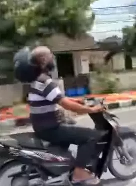 potret lucu orang naik kendaraan di jalan  © 2022 berbagai sumber potret lucu orang naik kendaraan di jalan  © 2022 berbagai sumber