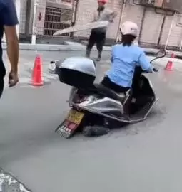 potret lucu orang naik kendaraan di jalan  © 2022 berbagai sumber potret lucu orang naik kendaraan di jalan  © 2022 berbagai sumber