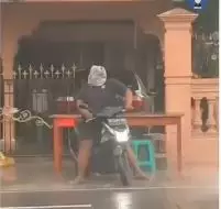 potret lucu orang naik kendaraan di jalan  © 2022 berbagai sumber potret lucu orang naik kendaraan di jalan  © 2022 berbagai sumber