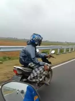 potret lucu orang naik kendaraan di jalan  © 2022 berbagai sumber potret lucu orang naik kendaraan di jalan  © 2022 berbagai sumber