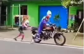 potret lucu orang naik kendaraan di jalan  © 2022 berbagai sumber potret lucu orang naik kendaraan di jalan  © 2022 berbagai sumber