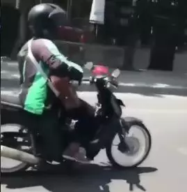 potret lucu orang naik kendaraan di jalan  © 2022 berbagai sumber potret lucu orang naik kendaraan di jalan  © 2022 berbagai sumber