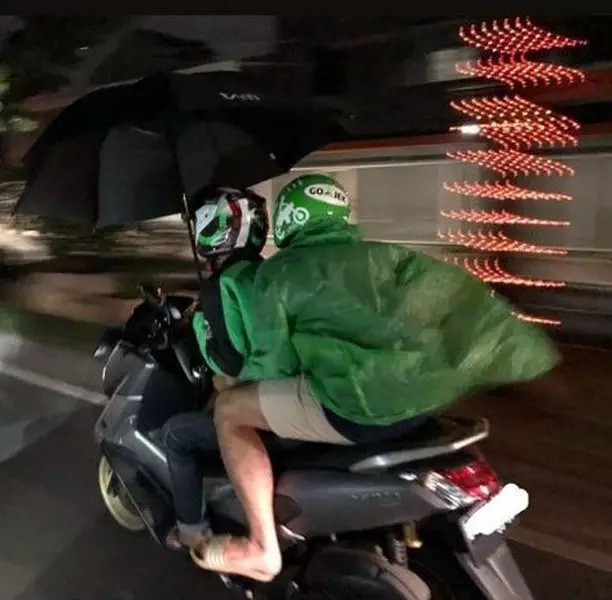 potret lucu orang naik kendaraan di jalan  © 2022 berbagai sumber potret lucu orang naik kendaraan di jalan  © 2022 berbagai sumber