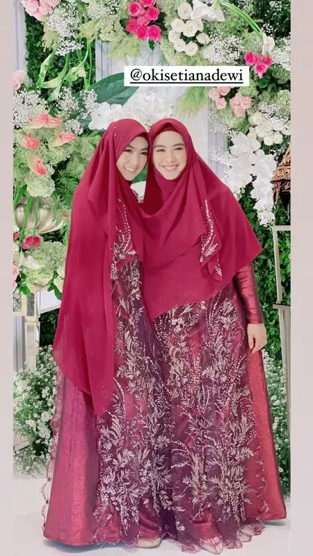 gaya seleb hadir di lamaran adik © berbagai sumber