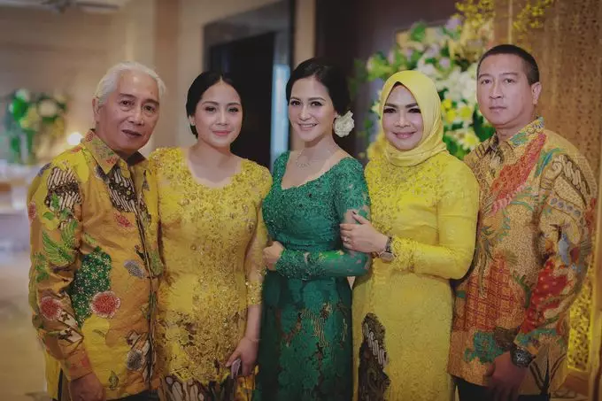 gaya seleb hadir di lamaran adik © berbagai sumber