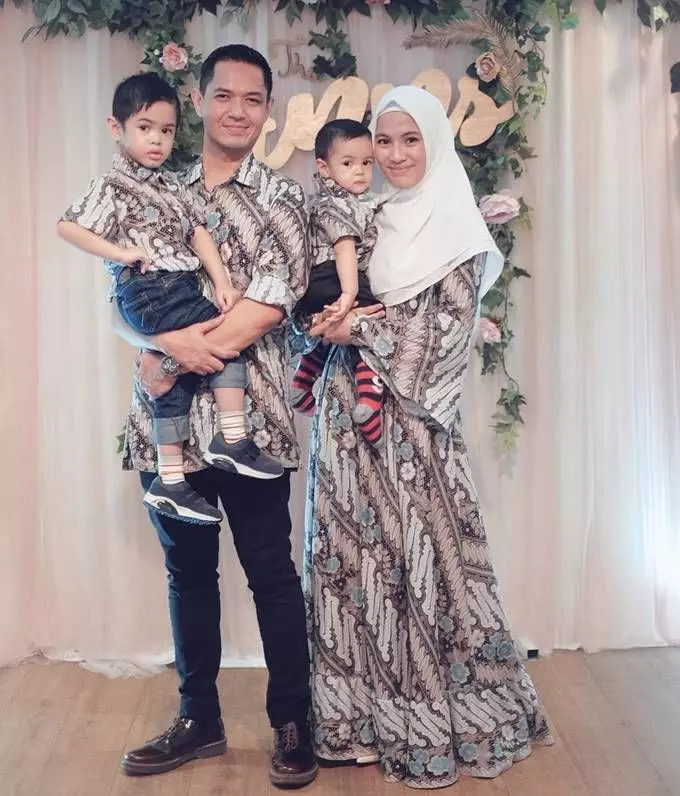 gaya seleb hadir di lamaran adik © berbagai sumber