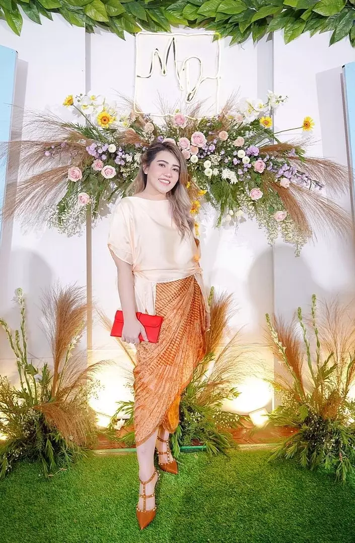 gaya seleb hadir di lamaran adik © berbagai sumber