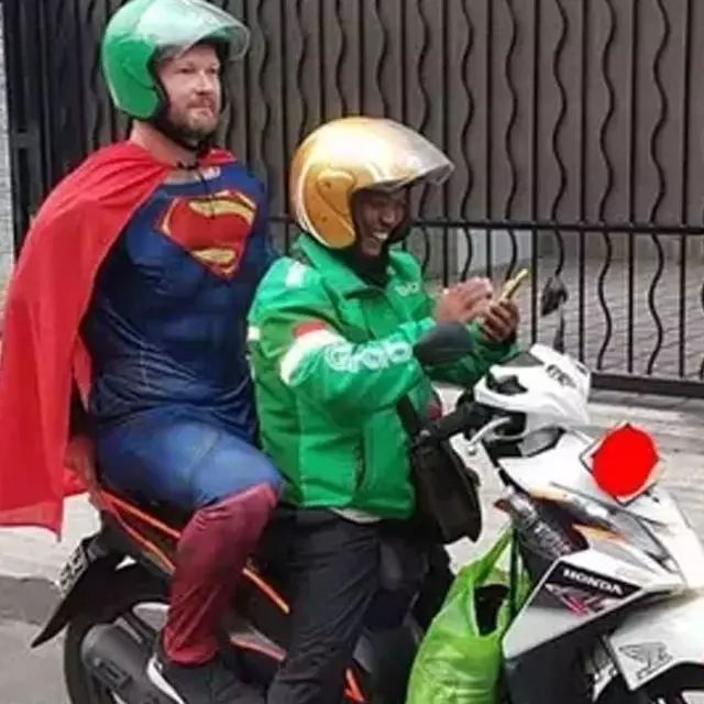 potret kocak gaya penumpang ojek online © 2022 berbagai sumber potret kocak gaya penumpang ojek online © 2022 berbagai sumber