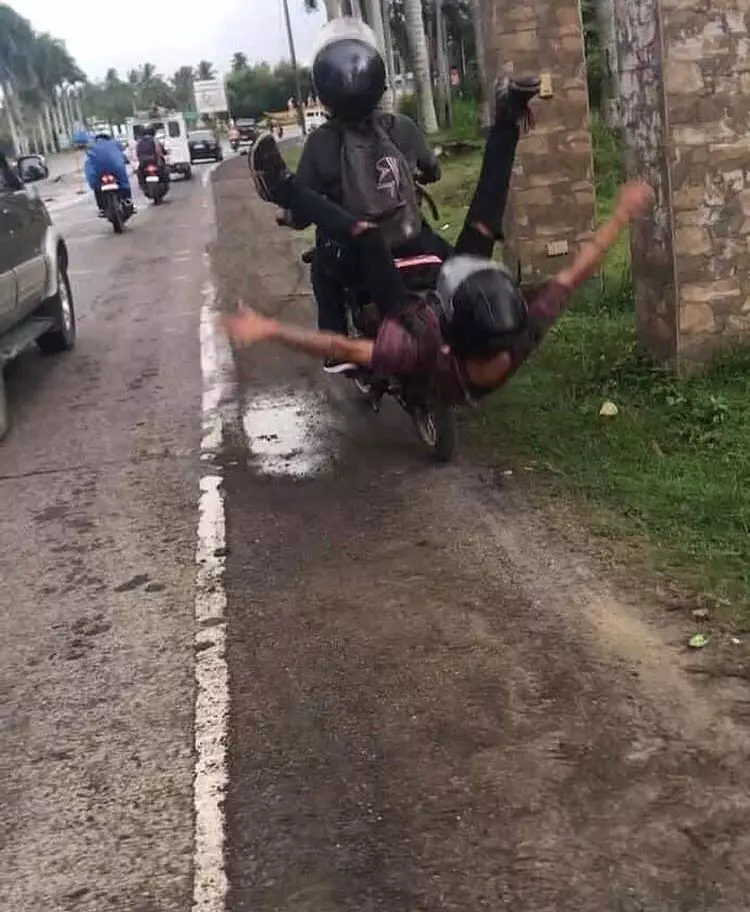 orang waktu di jalan momennya lucu © berbagai sumber