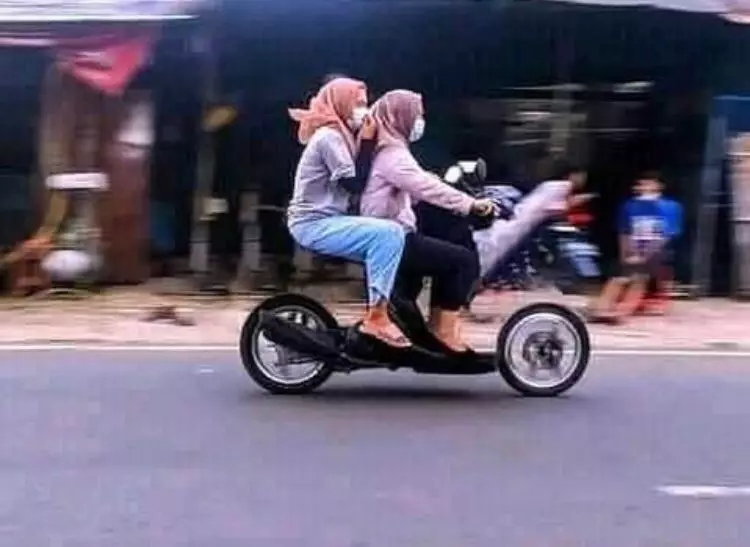 orang waktu di jalan momennya lucu © berbagai sumber