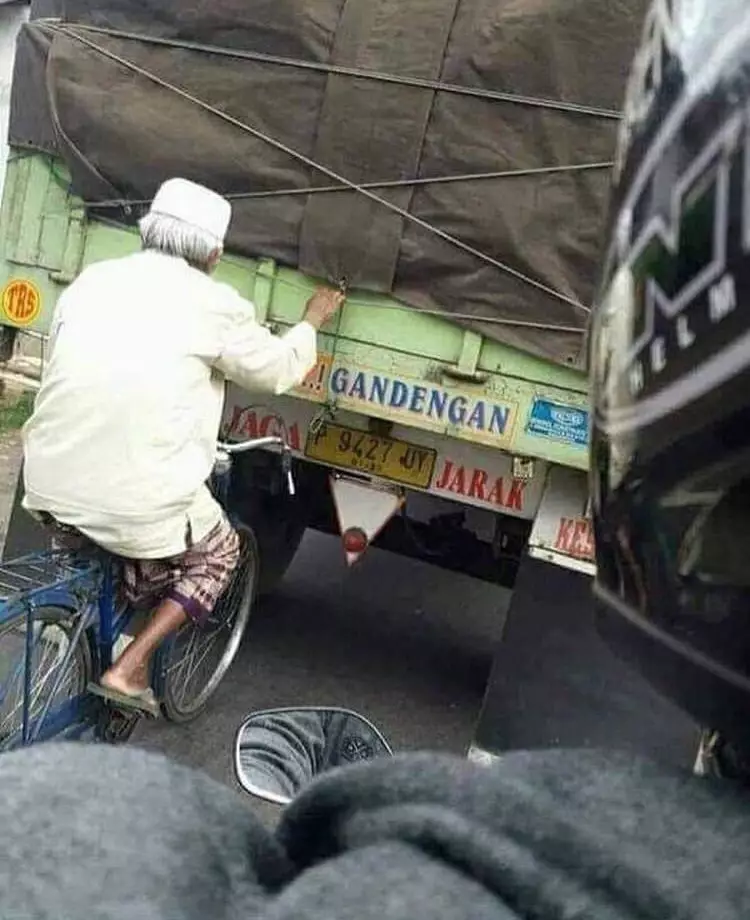 orang waktu di jalan momennya lucu © berbagai sumber