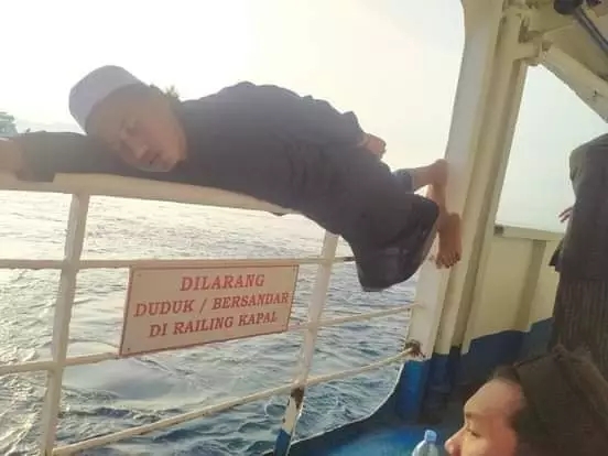 kelakuan absurd melanggar aturan © berbagai sumber