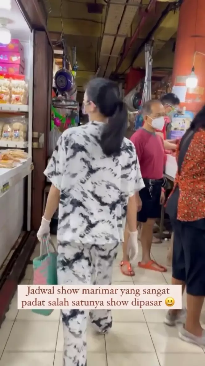 gaya Bunga Zainal ke pasar tuai atensi © Instagram