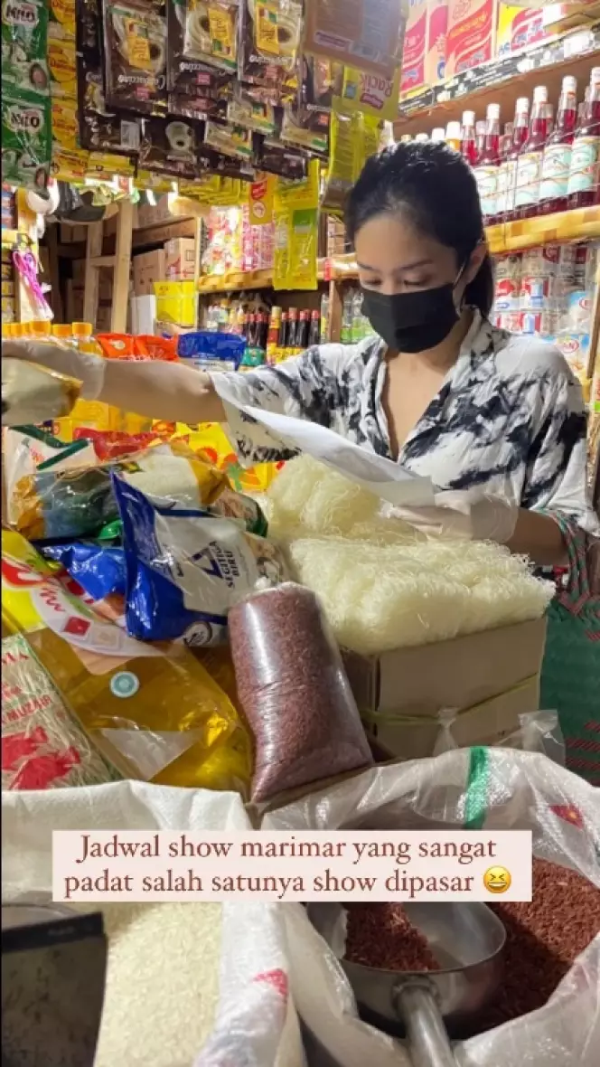 gaya Bunga Zainal ke pasar tuai atensi © Instagram