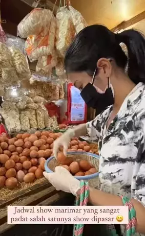 gaya Bunga Zainal ke pasar tuai atensi © Instagram