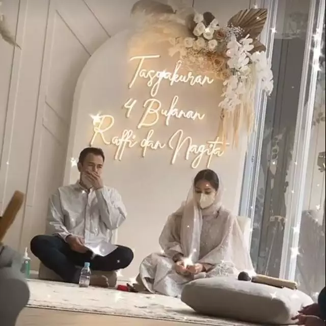 Momen syukuran 4 bulanan pesinetron © berbagai sumber Momen syukuran 4 bulanan pesinetron © berbagai sumber