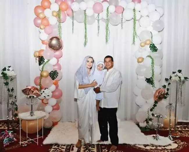 Momen syukuran 4 bulanan pesinetron © berbagai sumber Momen syukuran 4 bulanan pesinetron © berbagai sumber