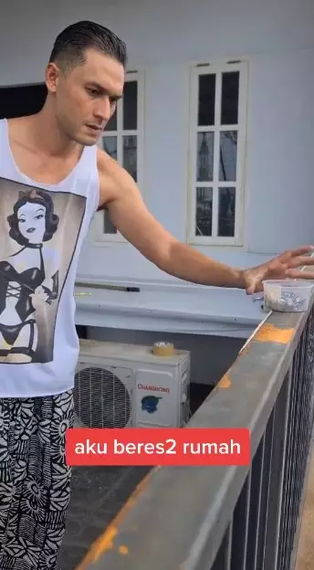 Potret Indra Bruggman jadi tukang di rumah © Instagram