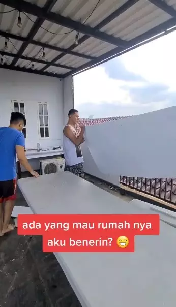 Potret Indra Bruggman jadi tukang di rumah © Instagram