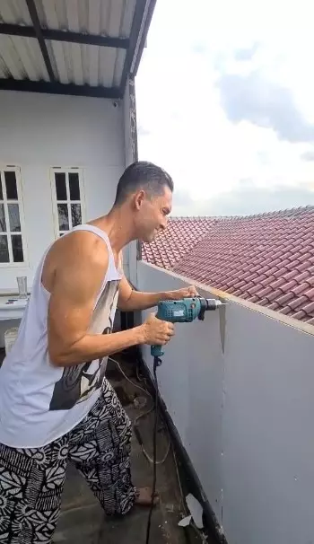 Potret Indra Bruggman jadi tukang di rumah © Instagram