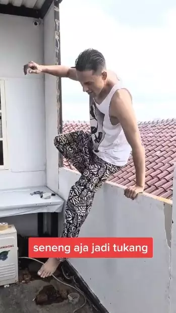Potret Indra Bruggman jadi tukang di rumah © Instagram