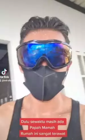 Potret Indra Bruggman jadi tukang di rumah © Instagram