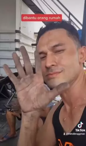 Potret Indra Bruggman jadi tukang di rumah © Instagram