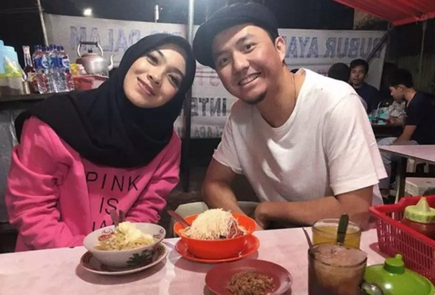 pasangan seleb makan di warung kaki lima © berbagai sumber
