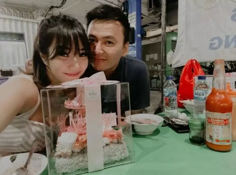 pasangan seleb makan di warung kaki lima © berbagai sumber