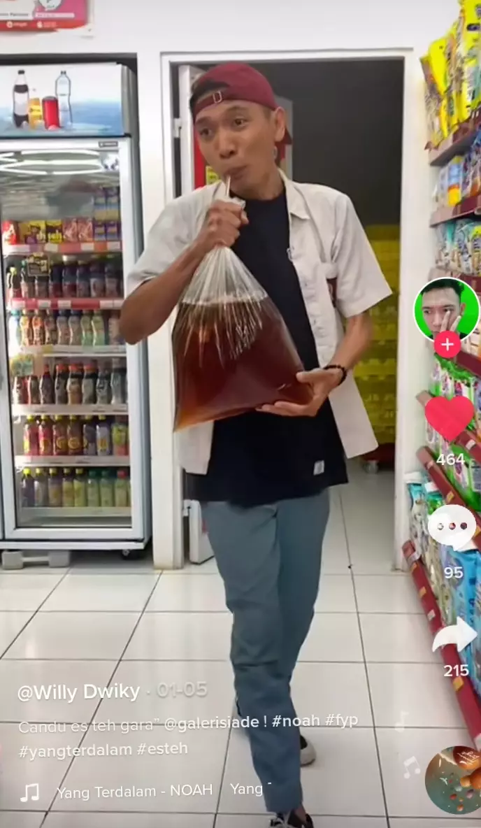 potret absurd es teh plastikan  © 2022 berbagai sumber