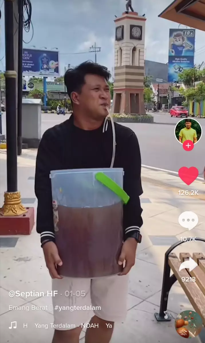 potret absurd es teh plastikan  © 2022 berbagai sumber