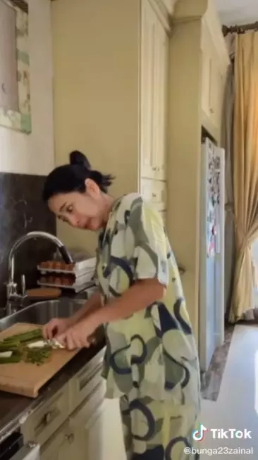 Gaya sederhana Bunga Zainal di keseharian © berbagai sumber