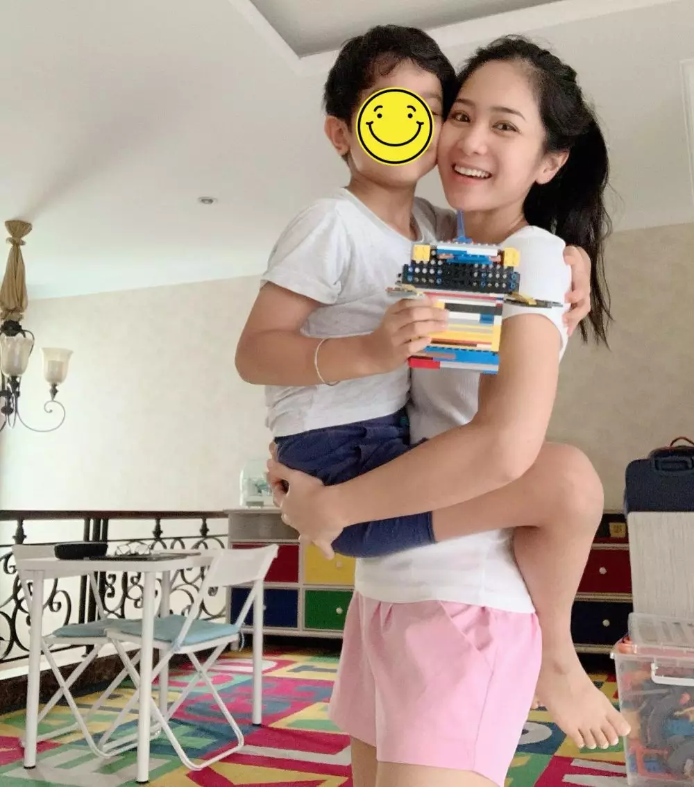 Gaya sederhana Bunga Zainal di keseharian © berbagai sumber