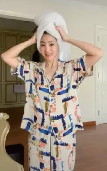 Gaya sederhana Bunga Zainal di keseharian © berbagai sumber