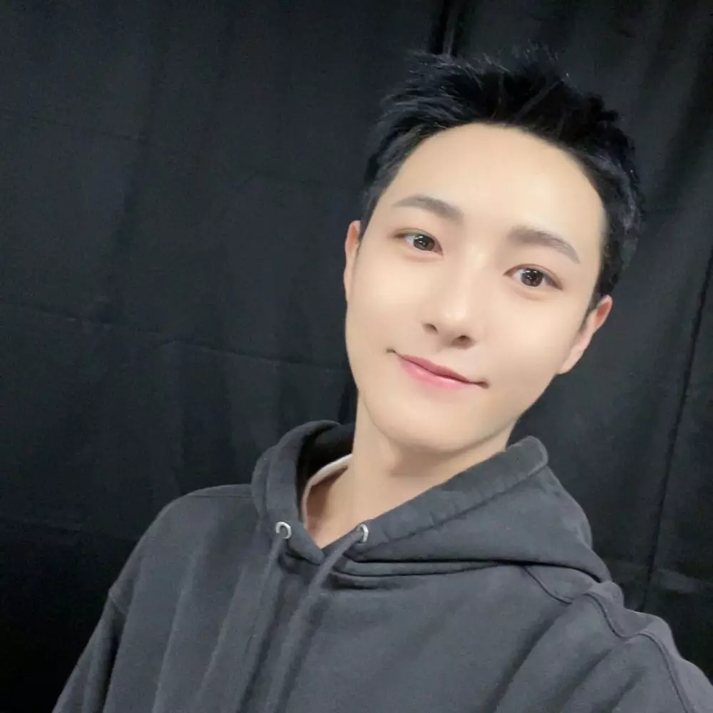 Potret terbaru Renjun NCT © berbagai sumber Potret terbaru Renjun NCT © berbagai sumber