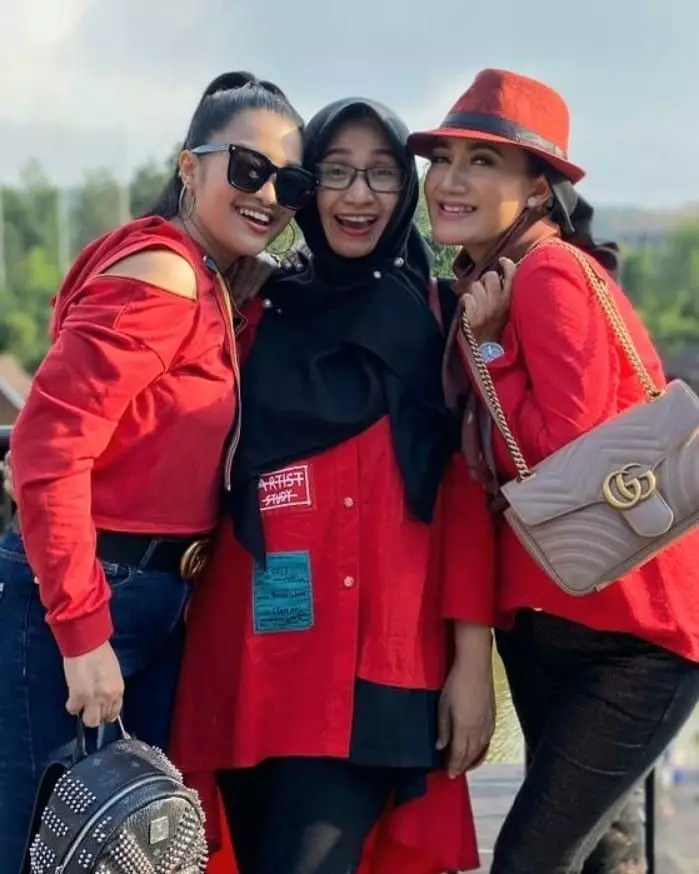 Potret kompak 8 pedangdut bareng adik Instagram Potret kompak 8 pedangdut bareng adik Instagram