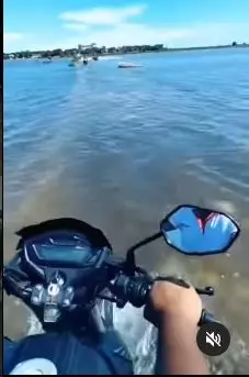 momen orang lewat jalan tak biasa  © 2022 berbagai sumber  momen orang lewat jalan tak biasa  © 2022 berbagai sumber