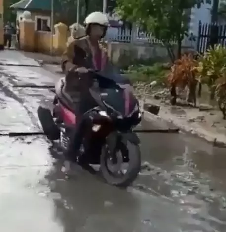 momen orang lewat jalan tak biasa  © 2022 berbagai sumber  momen orang lewat jalan tak biasa  © 2022 berbagai sumber