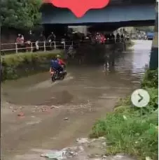 momen orang lewat jalan tak biasa  © 2022 berbagai sumber  momen orang lewat jalan tak biasa  © 2022 berbagai sumber