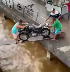 momen orang lewat jalan tak biasa  © 2022 berbagai sumber  momen orang lewat jalan tak biasa  © 2022 berbagai sumber