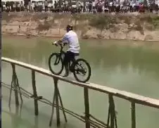 momen orang lewat jalan tak biasa  © 2022 berbagai sumber  momen orang lewat jalan tak biasa  © 2022 berbagai sumber