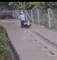momen orang lewat jalan tak biasa  © 2022 berbagai sumber  momen orang lewat jalan tak biasa  © 2022 berbagai sumber