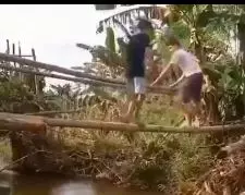 momen orang lewat jalan tak biasa  © 2022 berbagai sumber  momen orang lewat jalan tak biasa  © 2022 berbagai sumber