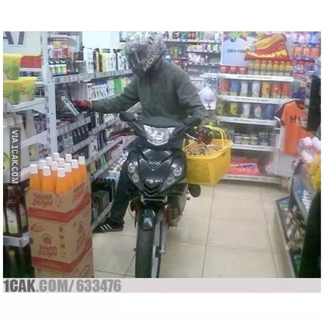 momen orang lewat jalan tak biasa  © 2022 berbagai sumber  momen orang lewat jalan tak biasa  © 2022 berbagai sumber