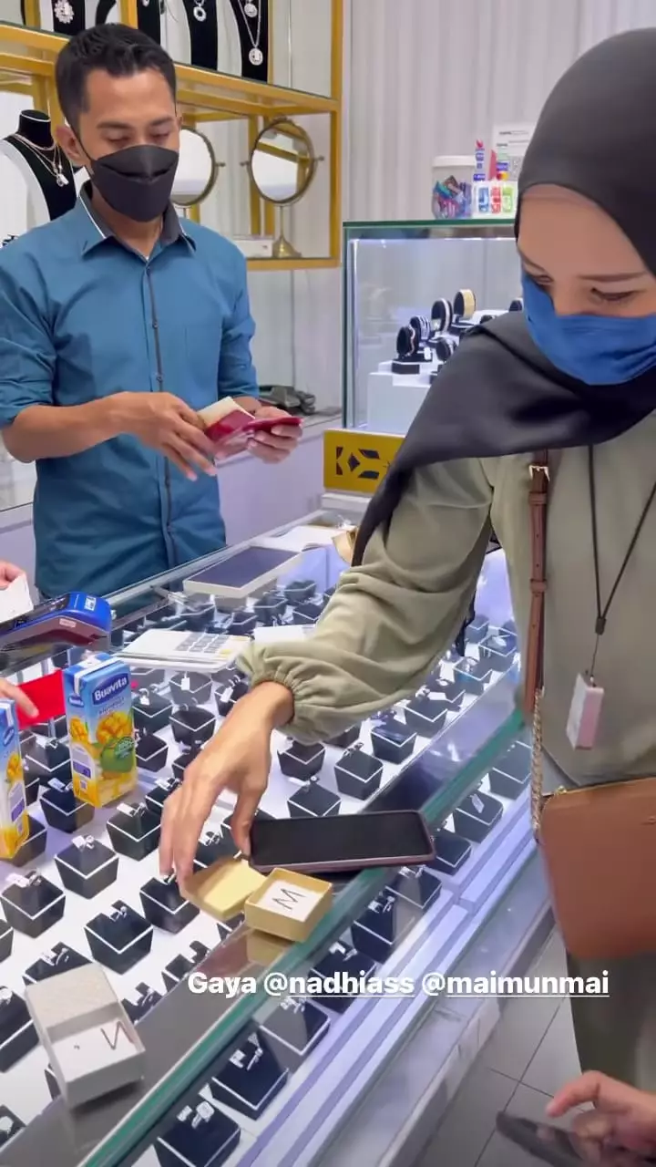 momen tya rayakan ultah asisten © instagram