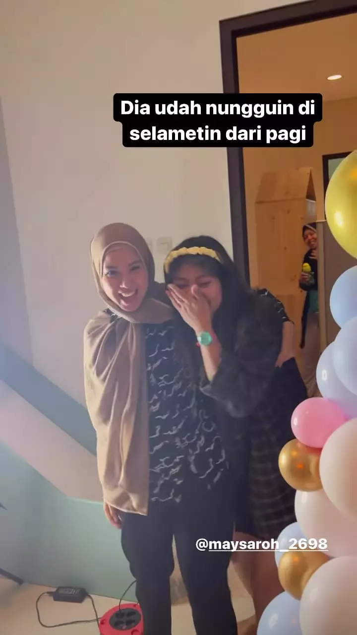 momen tya rayakan ultah asisten © instagram