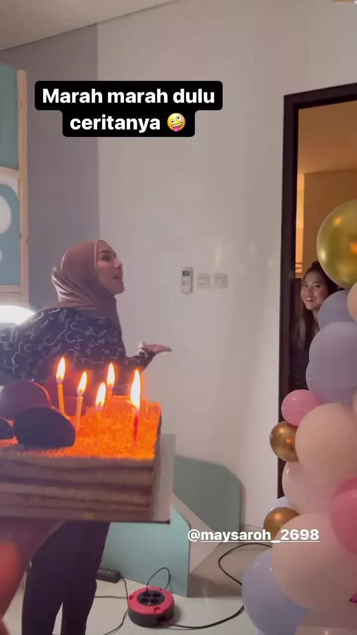 momen tya rayakan ultah asisten © instagram