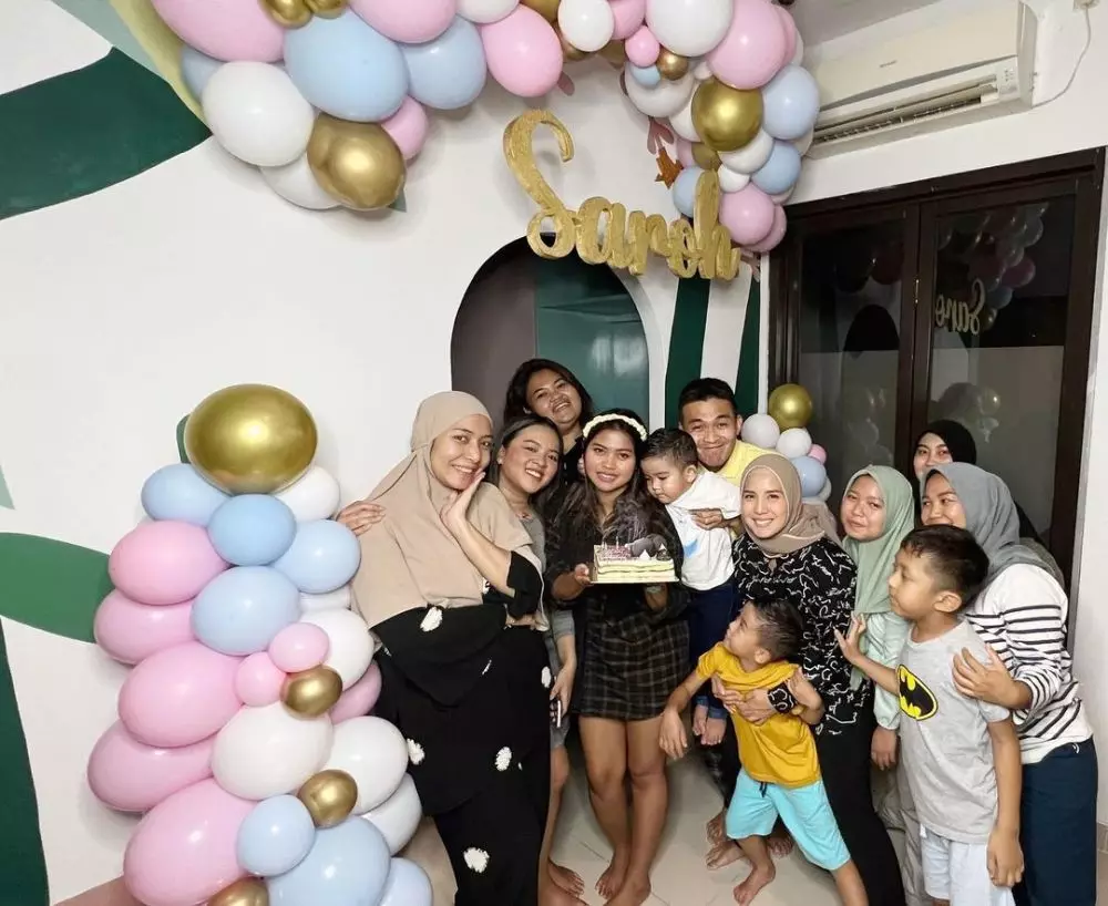 momen tya rayakan ultah asisten © instagram