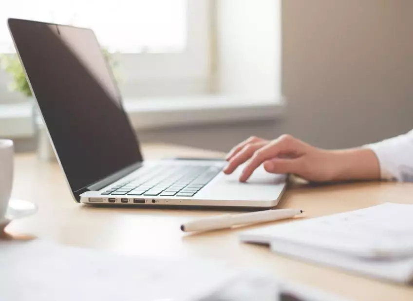 Cara download aplikasi Play Store di laptop © 2022 brilio.net